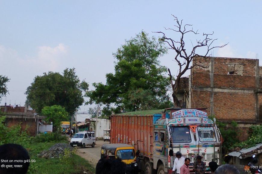 मड़वास में 7 घंटे सड़क पर खड़ा रहा ट्रक, स्कूली बच्चों और लोगों को हुई परेशानी, एजेंट पर ड्राइवर ने लगाया आरोप