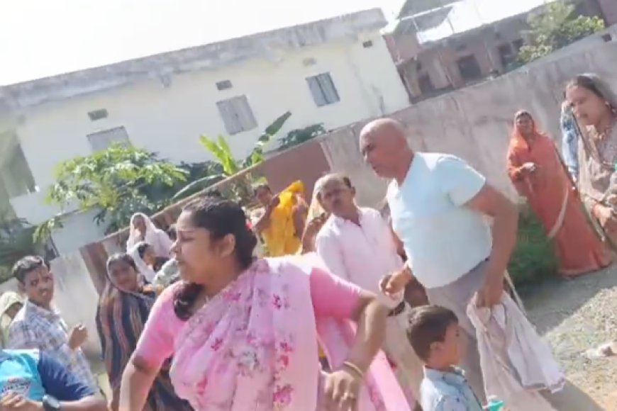 सीधी में कथित धर्मांतरण की सूचना पर पहुंचे बजरंग दल कार्यकर्ताओं से मारपीट, धरने पर बैठे VHP पदाधिकारी,VIDEO वायरल