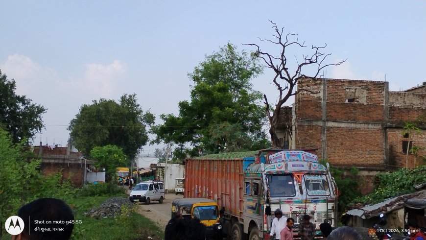 मड़वास में 7 घंटे सड़क पर खड़ा रहा ट्रक, स्कूली बच्चों और लोगों को हुई परेशानी, एजेंट पर ड्राइवर ने लगाया आरोप